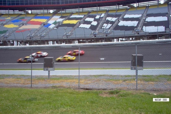 alex-nascar-lowe-s-200857953F2E-520F-1E0C-FEA4-B24AC3552516.jpg